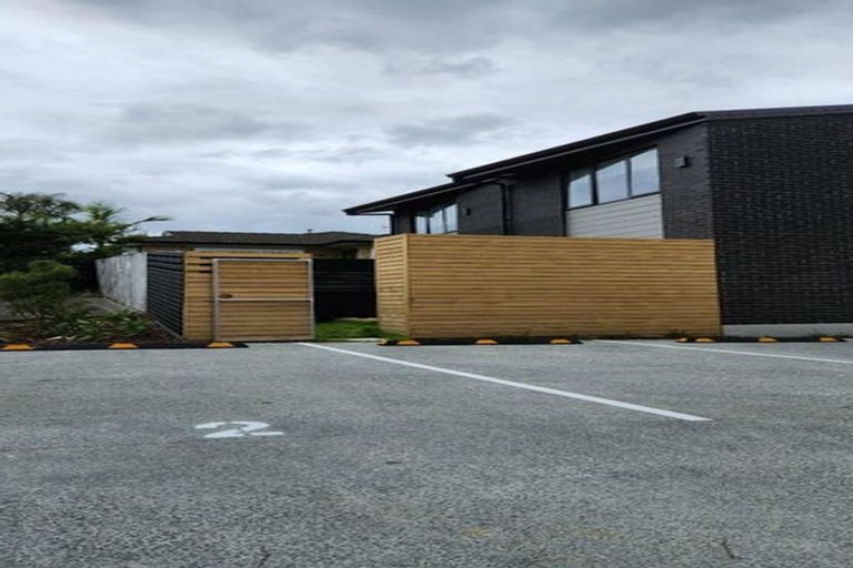 Photo of property in 2/19 Roberts Road, Glenfield, Auckland, 0629