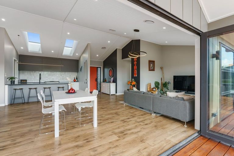 Photo of property in 5 Vickers Way, Acacia Bay, Taupo, 3385