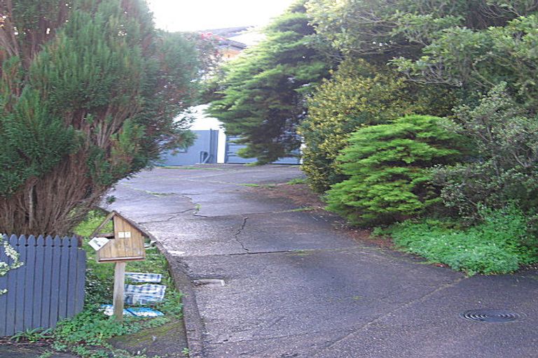 Photo of property in 2/21 Hurstbourn Priors, Goodwood Heights, Auckland, 2105