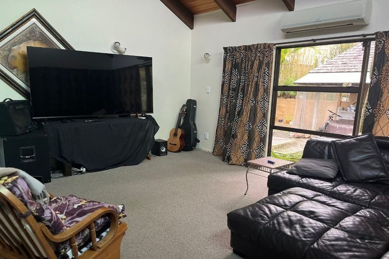 Photo of property in 2/4 Lyons Avenue, Murrays Bay, Auckland, 0630