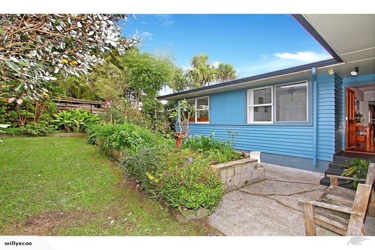 Photo of property in 4 Weatherly Road, Torbay, Auckland, 0630