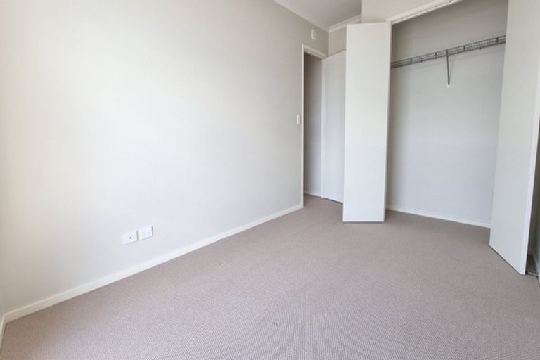 Photo of property in 17 Barbados Drive, Unsworth Heights, Auckland, 0632