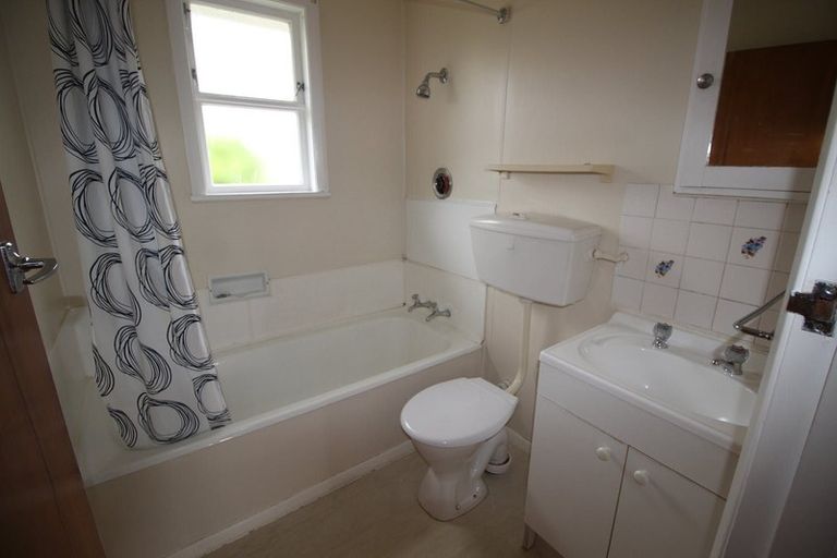 Photo of property in 80a Wikiriwhi Crescent, Awapuni, Palmerston North, 4412