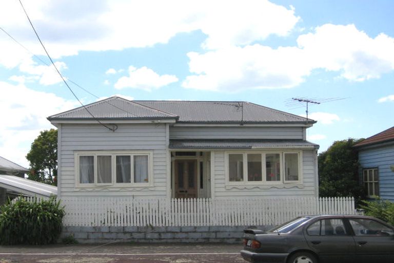 Photo of property in 100 Calliope Road, Stanley Point, Auckland, 0624