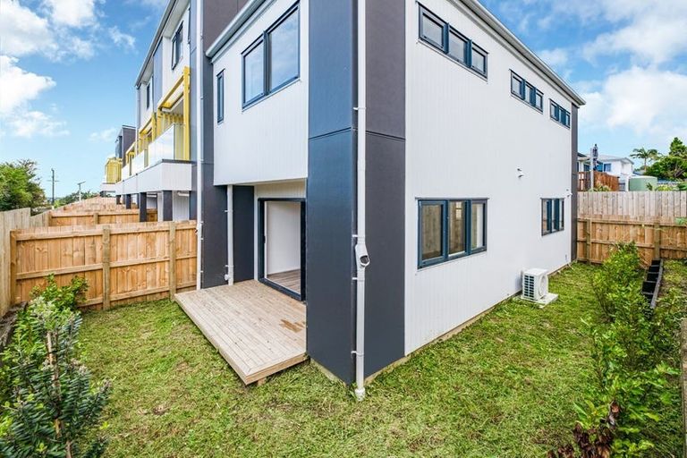 Photo of property in 4/43b Waimumu Road, Massey, Auckland, 0614