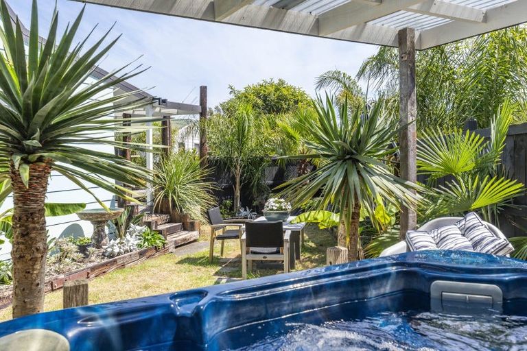 Photo of property in 2 Island View Terrace, Waikanae Beach, Waikanae, 5036