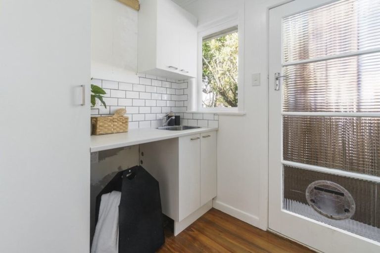 Photo of property in 6 Kervil Avenue, Te Atatu Peninsula, Auckland, 0610