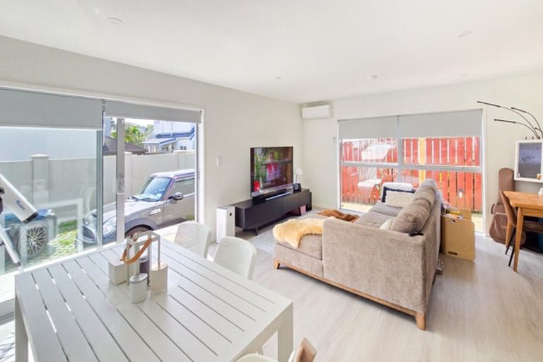 Photo of property in 3/492 East Coast Road, Windsor Park, Auckland, 0630
