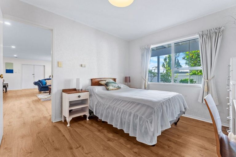 Photo of property in 2 Ravenstone Place, Chatswood, Auckland, 0626