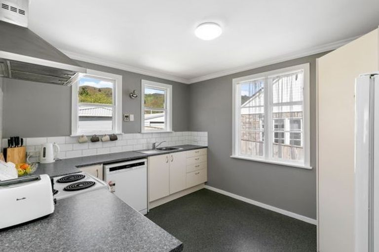 Photo of property in 10 Cleland Crescent, Naenae, Lower Hutt, 5011