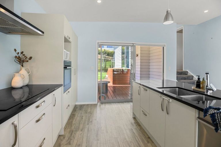 Photo of property in 28 Robertson Street, Raglan, 3225