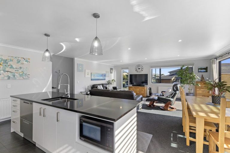 Photo of property in 32 Lanyon Place, Whitby, Porirua, 5024