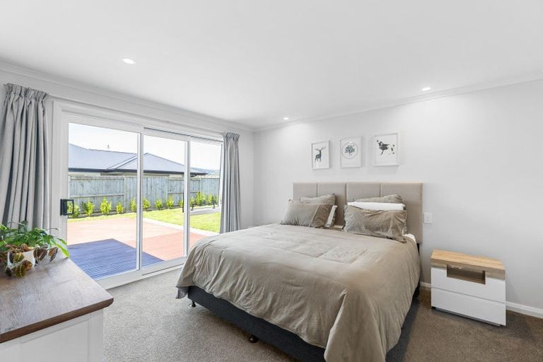 Photo of property in 6 Atlantic Drive, Fitzherbert, Palmerston North, 4410