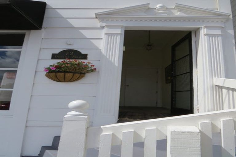 Photo of property in 72 Oriental Parade, Oriental Bay, Wellington, 6011