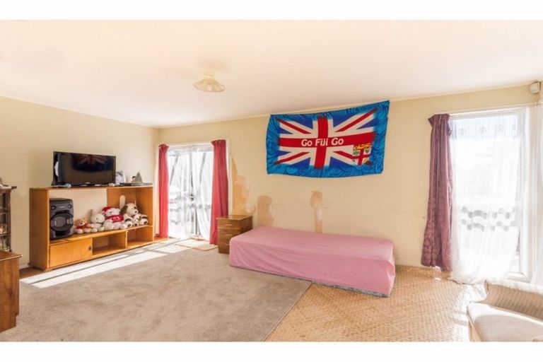 Photo of property in 1 Leo Street, Glen Eden, Auckland, 0602