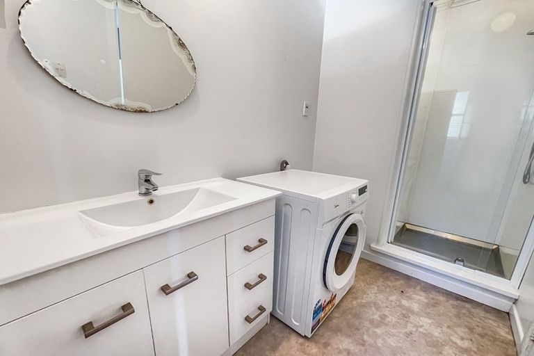 Photo of property in 150 Kelburn Parade, Kelburn, Wellington, 6012