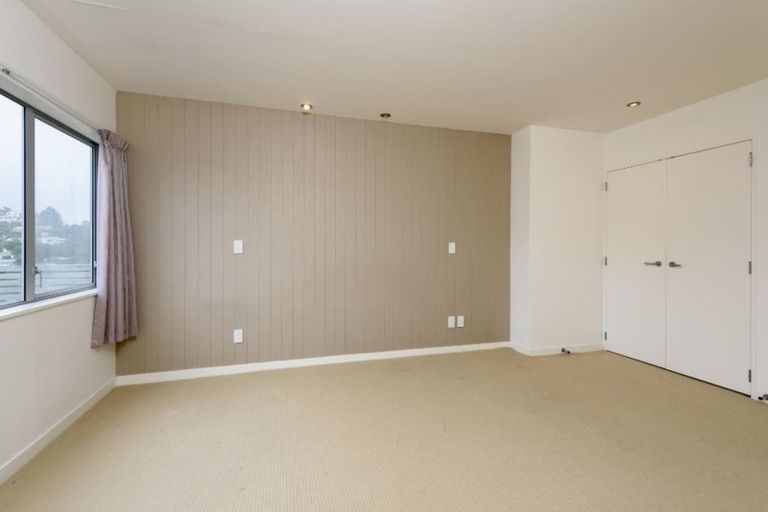 Photo of property in 30 Tiketike Way, Brooklyn, Wellington, 6021