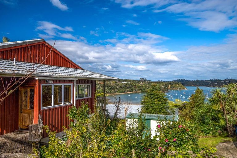 Photo of property in 18 Brind Road, Russell, 0202