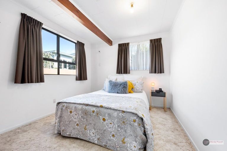 Photo of property in 15a Montgomery Crescent, Clouston Park, Upper Hutt, 5018