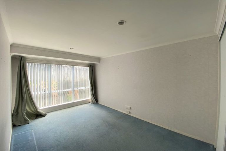 Photo of property in 8 Van Dyke Place, West Harbour, Auckland, 0618