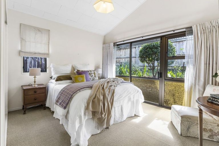 Photo of property in 20a East Coast Road, Milford, Auckland, 0620