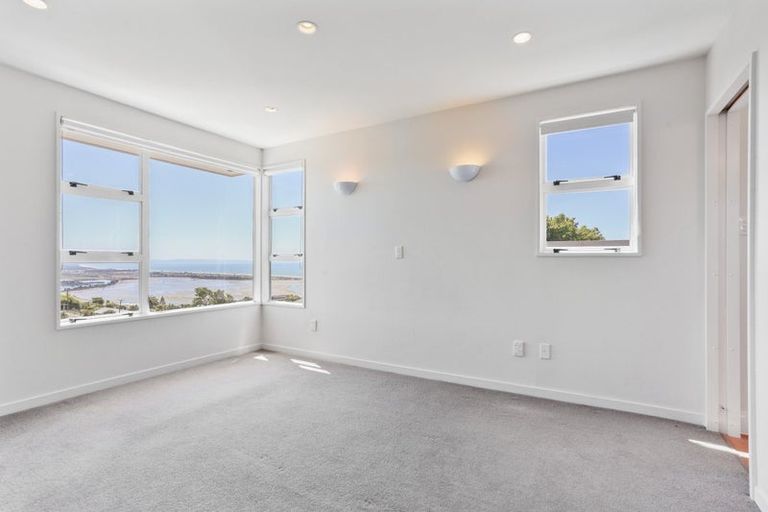 Photo of property in 2/5a Madeley Road, Mount Pleasant, Christchurch, 8081