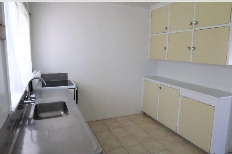 Photo of property in 32 Raleigh Road, Northcote, Auckland, 0627