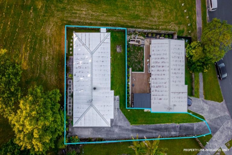 Photo of property in 2/22 Elizabeth Drive, West Harbour, Auckland, 0618