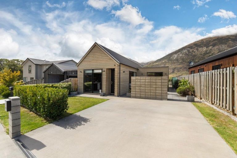 Photo of property in 24 Huxley Place, Lake Hayes, Queenstown, 9304