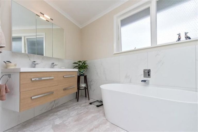 Photo of property in 22 Andrew Road, Howick, Auckland, 2010