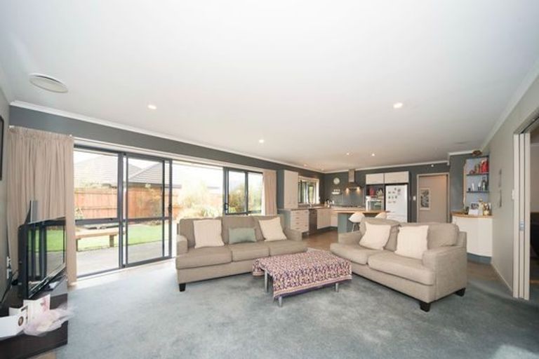 Photo of property in 12 Johnstone Drive, Fitzherbert, Palmerston North, 4410