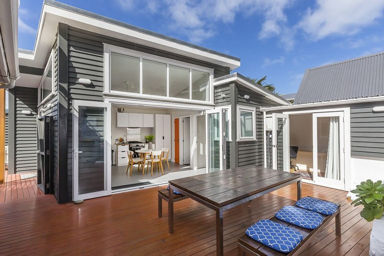 Photo of property in 106 Breaker Bay Road, Breaker Bay, Wellington, 6022