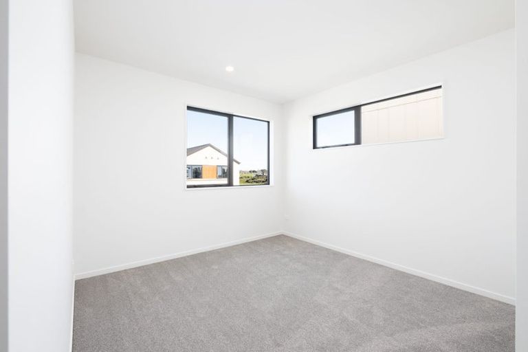Photo of property in 37 Taipahitini Road, Rosehill, 2113