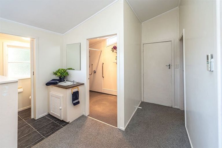 Photo of property in 2a Weraroa Road, Waverley, 4510