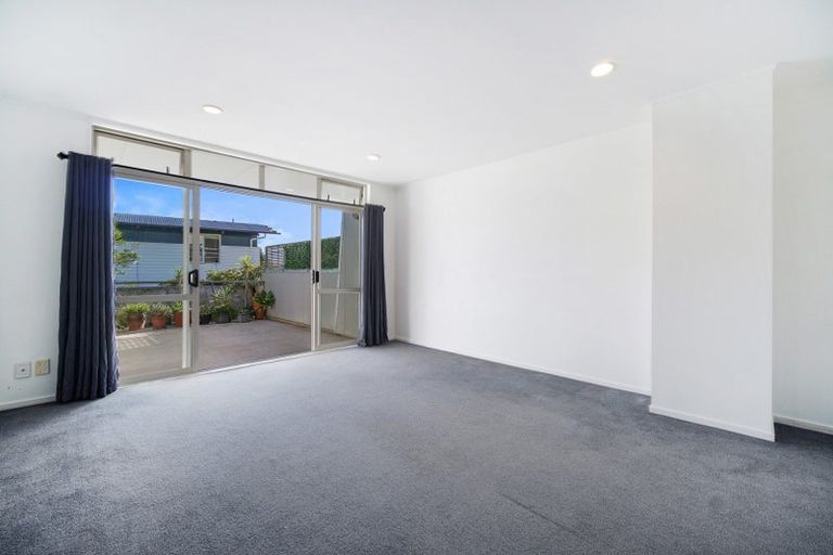 Photo of property in 2a/20 Ian Marwick Place, Birkenhead, Auckland, 0626