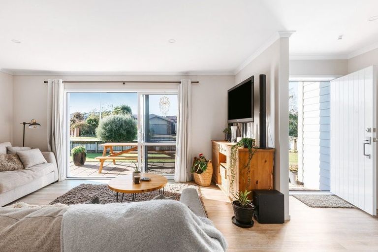 Photo of property in 2 Mckenna Lane, Omokoroa, 3114