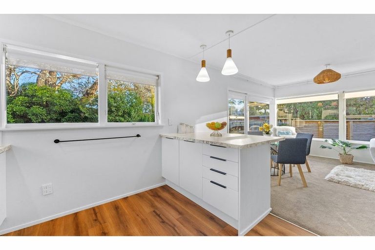Photo of property in 2/13 Jonathan Place, Sunnynook, Auckland, 0620