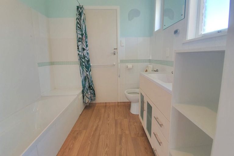 Photo of property in 25 Fruitvale Road, New Lynn, Auckland, 0600