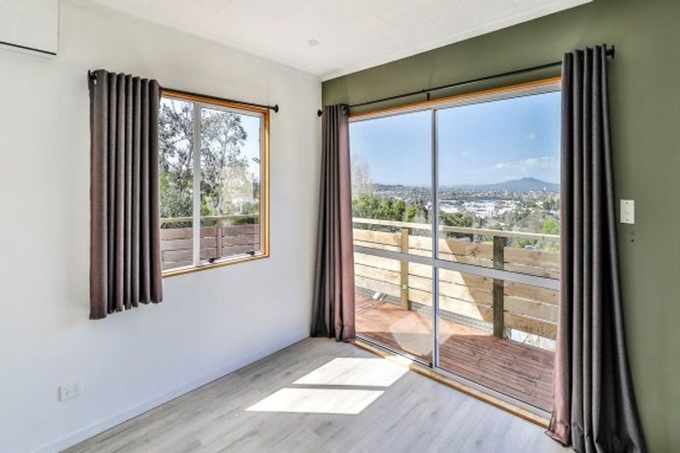 Photo of property in 2/633 Glenfield Road, Totara Vale, Auckland, 0629