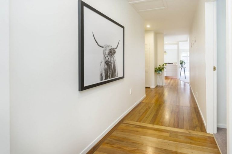 Photo of property in 64 Pinehaven Road, Pinehaven, Upper Hutt, 5019