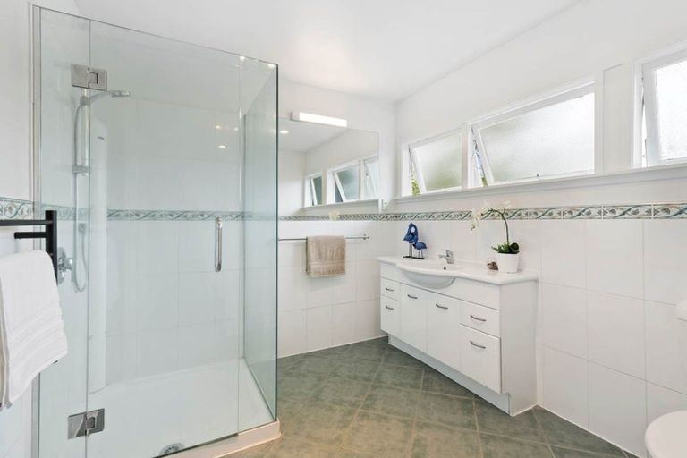 Photo of property in 20 Woodcote Drive, Glenfield, Auckland, 0629