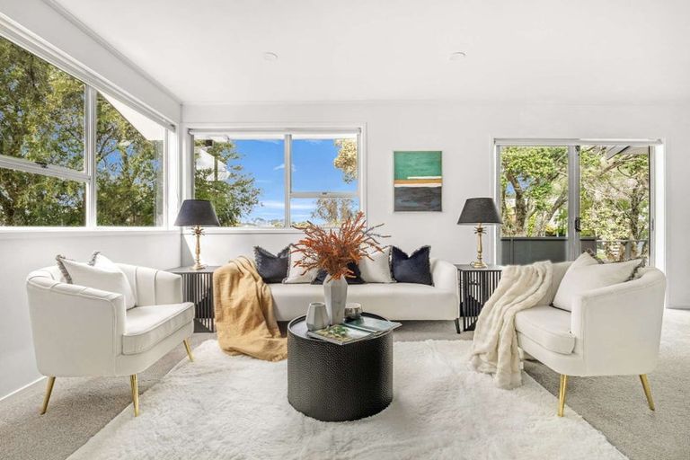 Photo of property in 9 Tahu Crescent, Sunnynook, Auckland, 0620