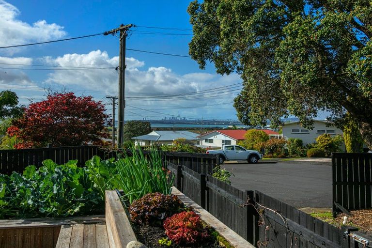 Photo of property in 15 Fairlea Road, Te Atatu South, Auckland, 0610