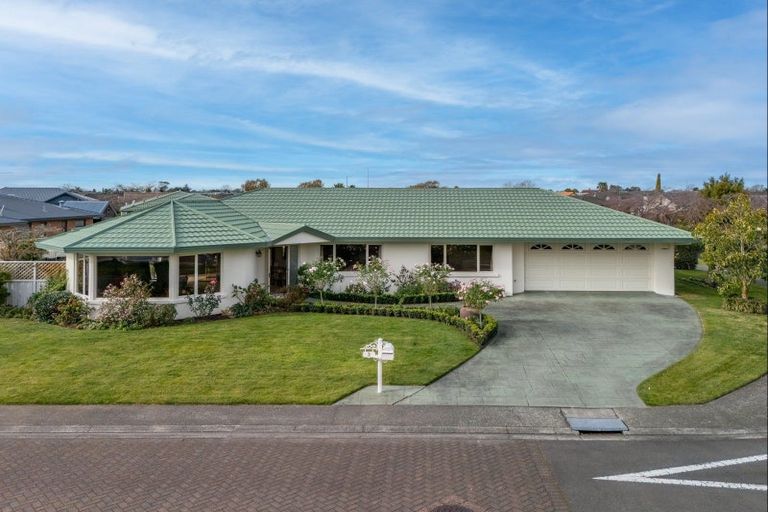Photo of property in 2 Lowndes Place, Taradale, Napier, 4112