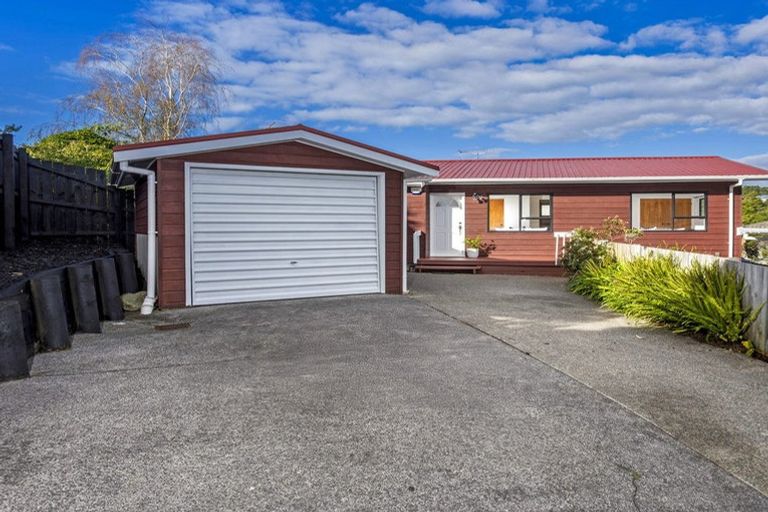 Photo of property in 2/17 Greenvalley Rise, Glenfield, Auckland, 0629