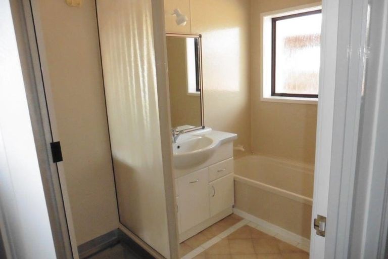 Photo of property in 39 Kirrie Avenue, Te Atatu South, Auckland, 0610