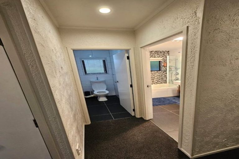 Photo of property in 824 West Coast Road, Oratia, Auckland, 0604