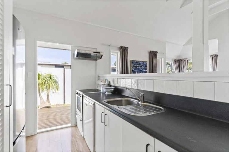 Photo of property in 2/120a Birkdale Road, Birkdale, Auckland, 0626