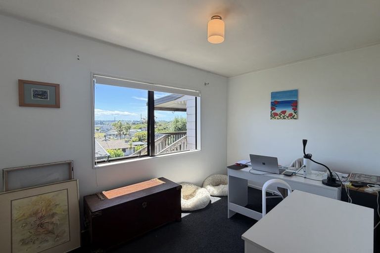 Photo of property in 2/8 Sevilla Place, Unsworth Heights, Auckland, 0632