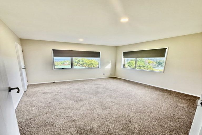 Photo of property in 8 Scarboro Terrace, Murrays Bay, Auckland, 0630